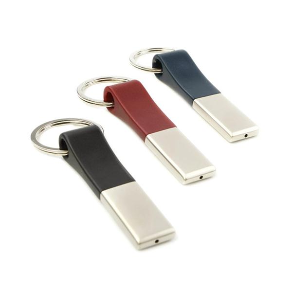 Chaveiro de metal com detalhe emborrachado